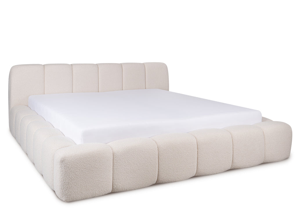 Dit is een kale foto waarop alleen het bed te zien is. Dit is diagonaal gefotografeerd. Er ligt hier wel een matras in de bedombouw, maar die zit er niet standaard bij.
