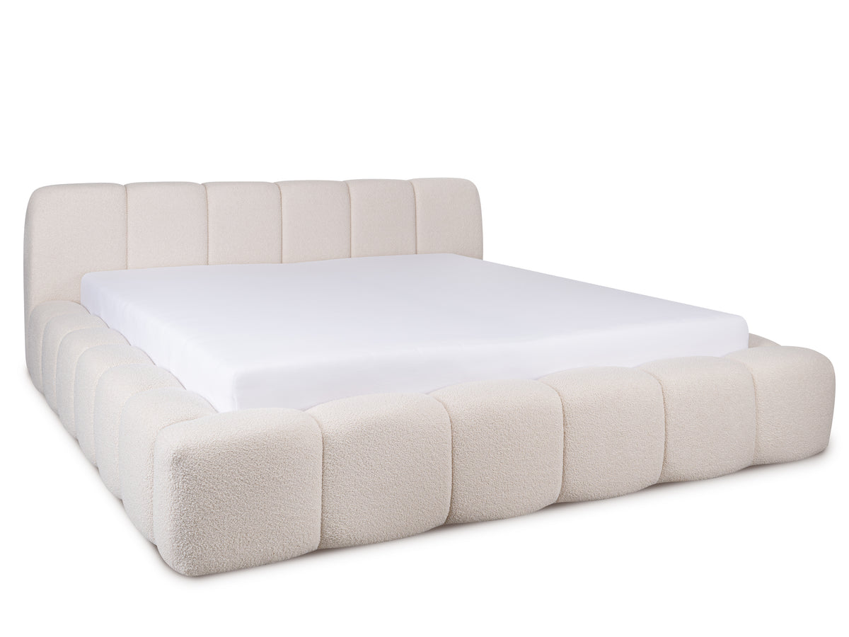 Dit is een kale foto waarop alleen het bed te zien is. Dit is diagonaal gefotografeerd. Er ligt hier wel een matras in de bedombouw, maar die zit er niet standaard bij.