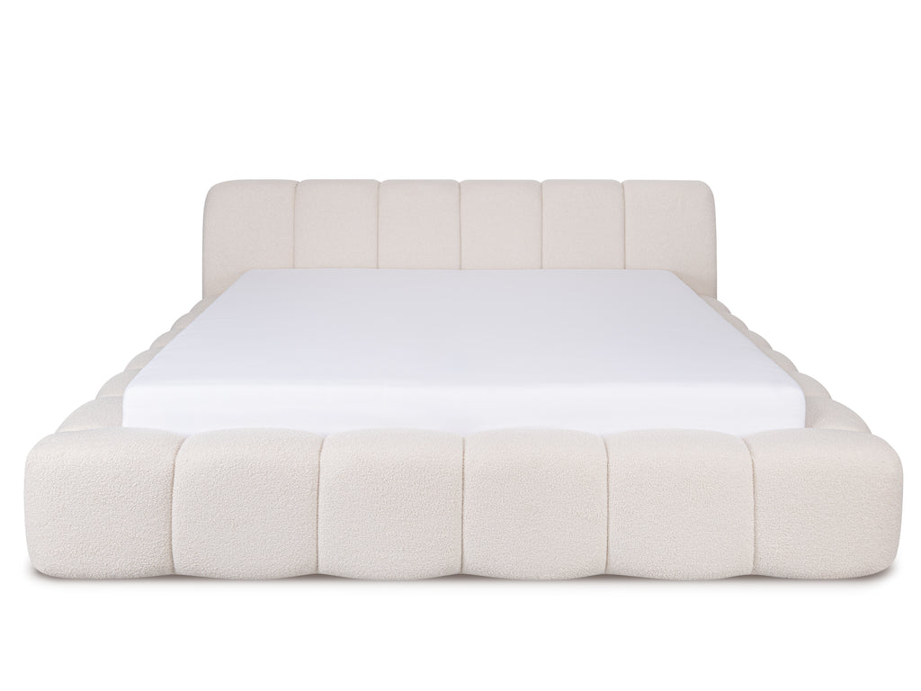 Dit is een kale foto waarop alleen het bed te zien is. Dit is frontaal gefotografeerd. Er ligt hier wel een matras in de bedombouw, maar die zit er niet standaard bij.