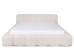 Dit is een kale foto waarop alleen het bed te zien is. Dit is frontaal gefotografeerd. Er ligt hier wel een matras in de bedombouw, maar die zit er niet standaard bij.