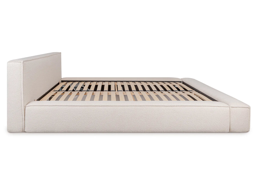 Marla bed met zijaanzicht en lattenbodem zichtbaar.