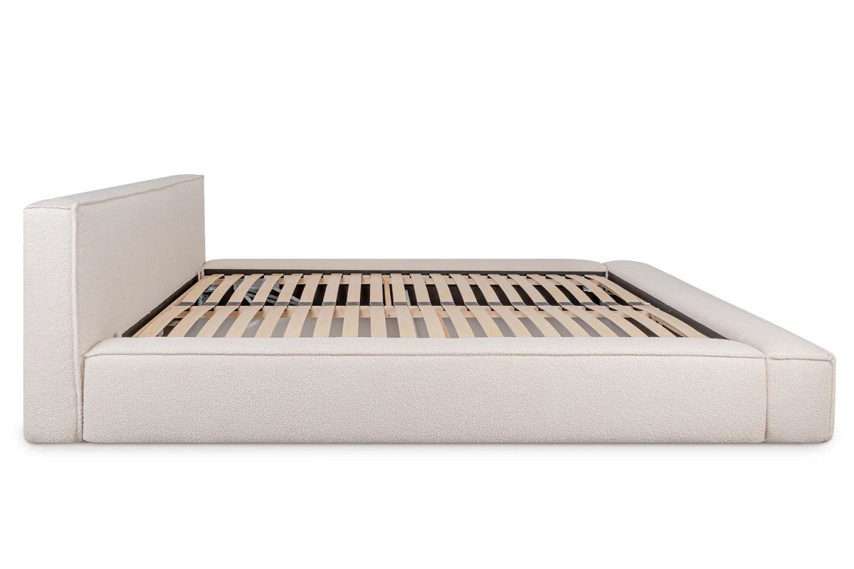 Marla bed met zijaanzicht en lattenbodem zichtbaar.