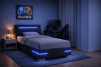 Zwart Dallas boxspring met blauwe ledverlichting bij hoofd- en voeteneind in een blauwe jongenskamer met gamer referenties
