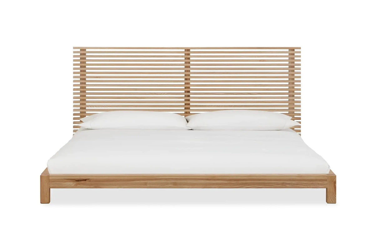 Bed Silva frontaal, met matras en opgemaakt met wit beddengoed