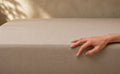 Hand op rand van topper tegen een warme achtergrond