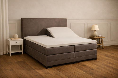 Split topper classic op verstelbaar boxspringbed in rustige lichte slaapkamer met houten vloer