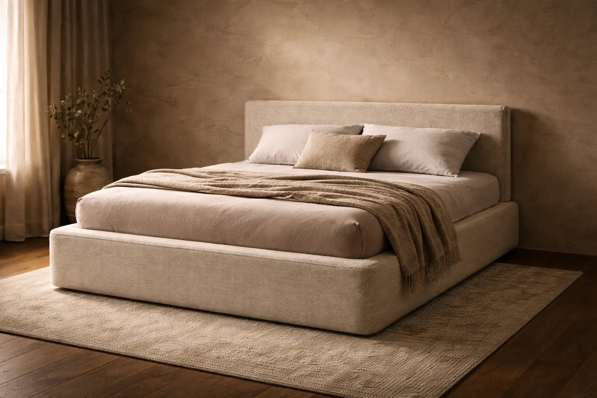 Bed Fynn opgemaakt in beige, bruine slaapkamer