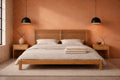Houten bed Silva, opgemaakt met licht beddengoed in een terracotta slaapkamer