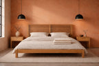 Houten bed Silva, opgemaakt met licht beddengoed in een terracotta slaapkamer