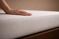 Close up van hand op matras
