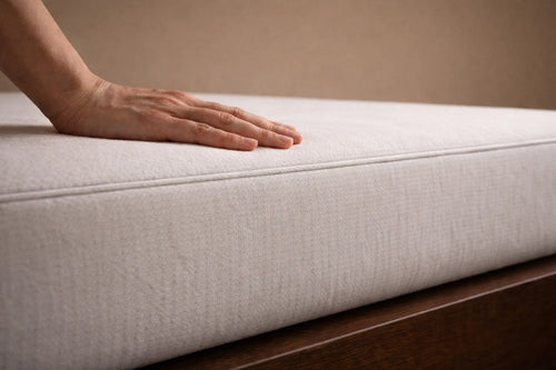 Close up van hand op matras