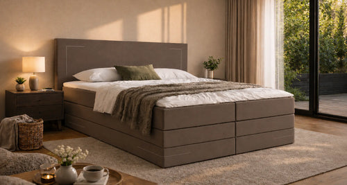 Boxspring Detroit in slaapkamer bij ochtendlicht, led-verlichting uit.