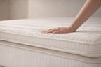 Detail van topper op matras met hand