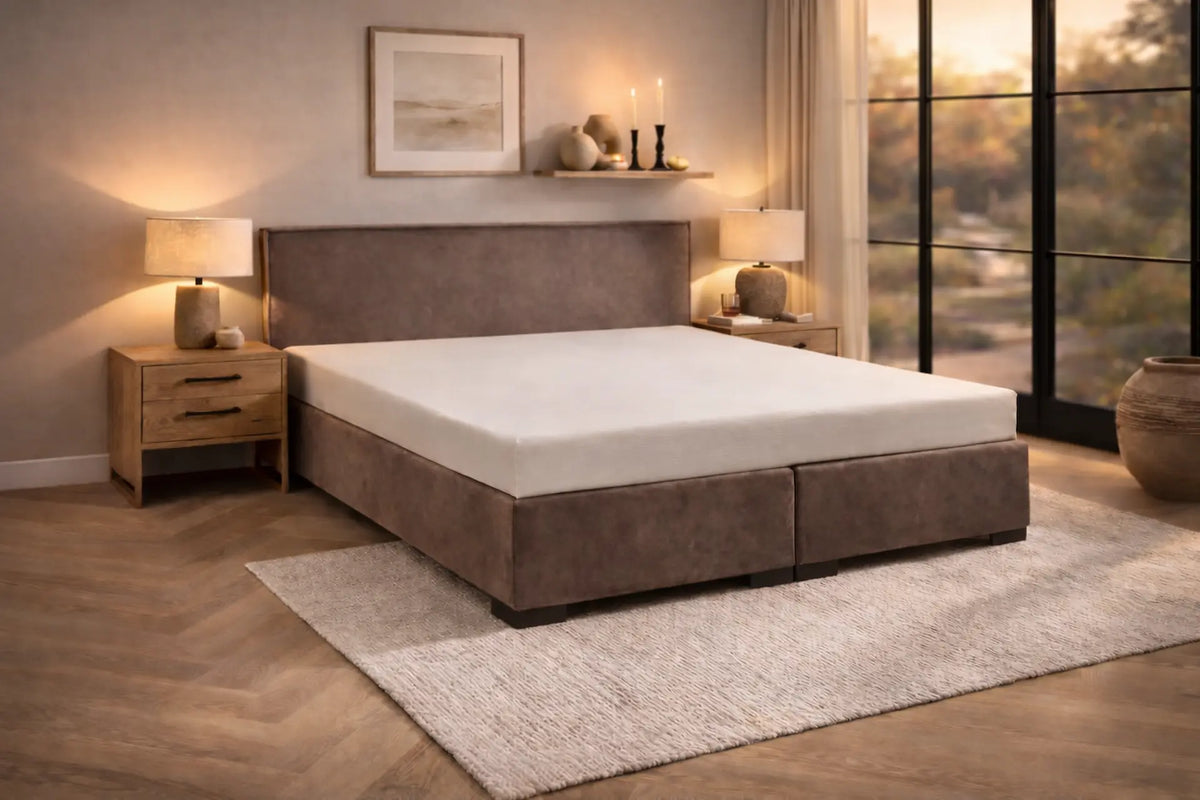 Sfeerfoto van boxspring met matras met hoeslaken eromheen