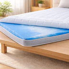 Topper gedeeltelijk opengeritst op houten bed, gel zichtbaar
